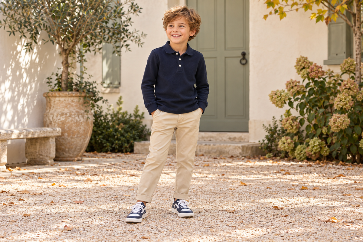 Jongen in een navy polo met lange mouw en beige chino