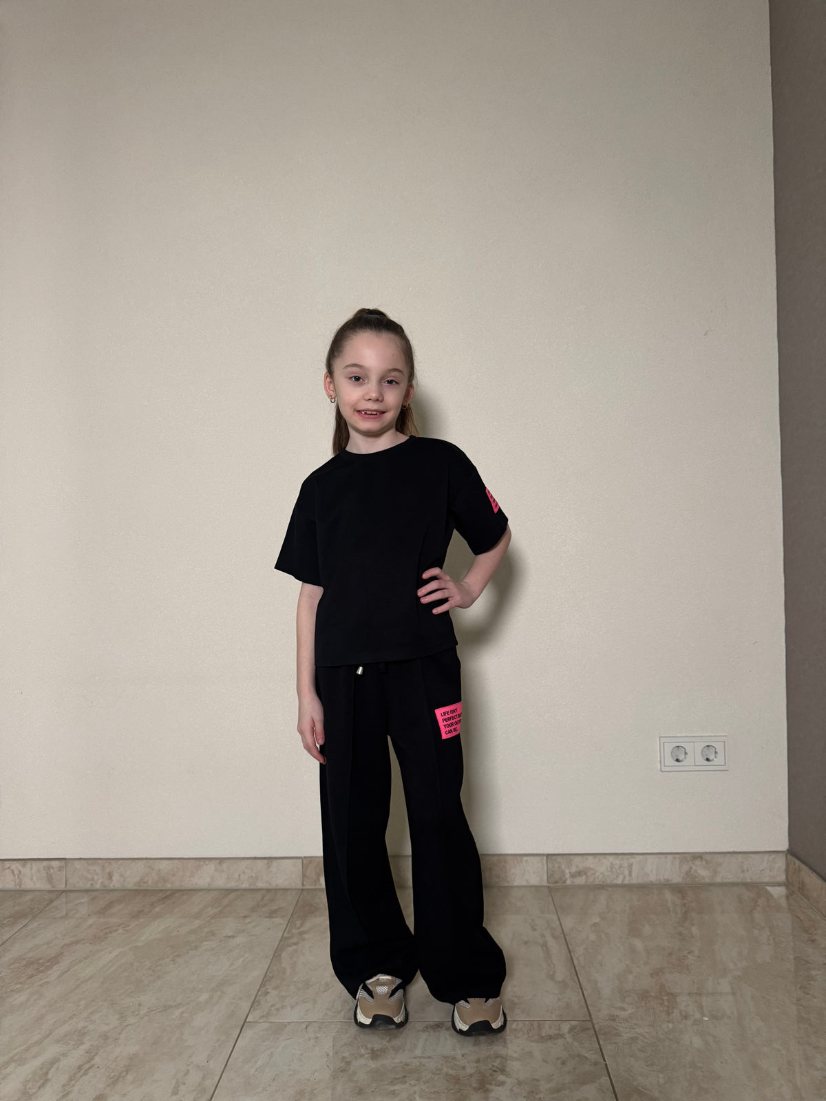 Meisjes Loungeset T-shirt & Wide Leg Broek Neon Detail – Zwart