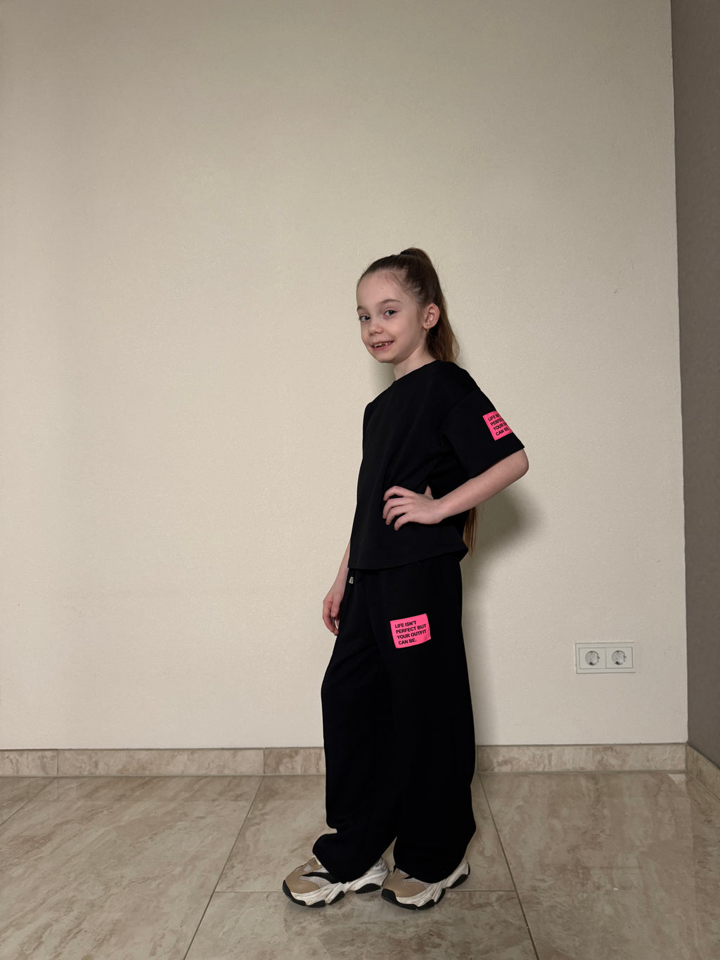 Meisjes Loungeset T-shirt & Wide Leg Broek Neon Detail – Zwart – foto 2